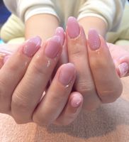 オフィスネイルでもクリア感で透き通る指先に