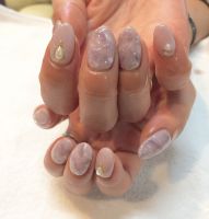 肌なじみの良い色を使って大理石風ネイル