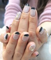 ネックレスデザインピンク×黒で大人可愛く