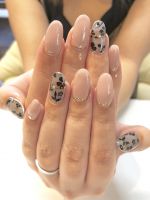 シースルーネイルフラワーデザインでエレガントに