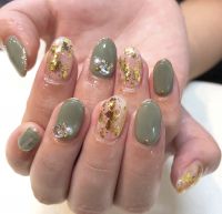 グリーンに金箔ネイル金箔が今風